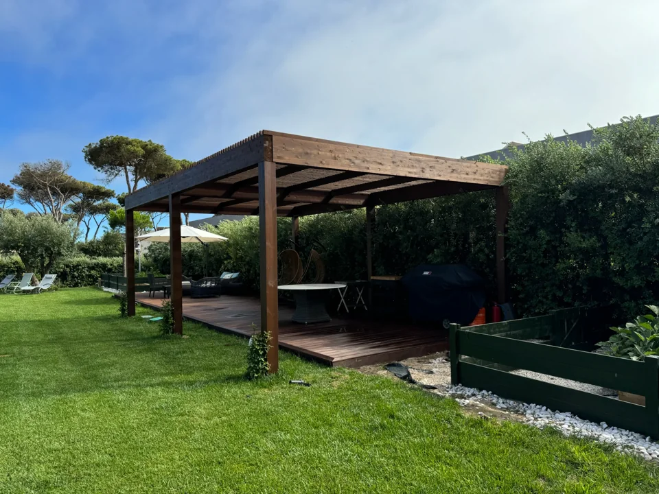 Pérgola de madeira num jardim