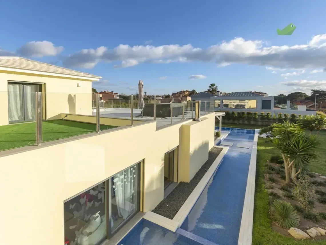 Villa Exterior & Pool